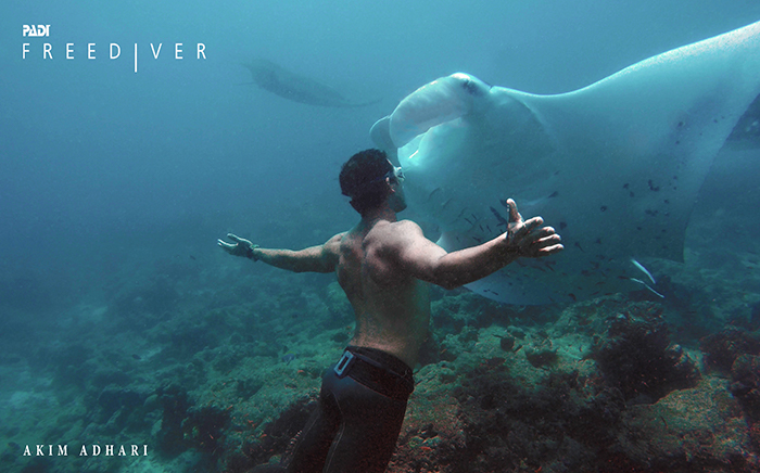 freediving_with_manta